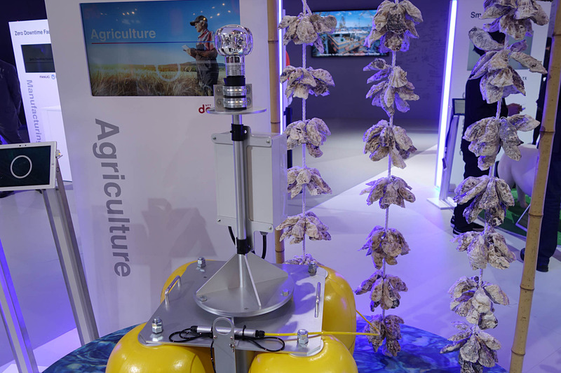 農業・漁業向けのIoTソリューション。こちらは養殖を補助するIoTブイ。真珠の養殖現場から実用化されるとのこと。また、水田や畜産向けのIoTソリューションも展示されていた