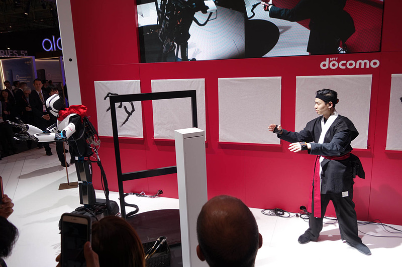 演舞はほぼほぼロボットダンス。実はロボット・操作者ともに有線でステージ裏手の5G通信機につながっている。スマホサイズの5G通信機はまだプロトタイプ段階だ