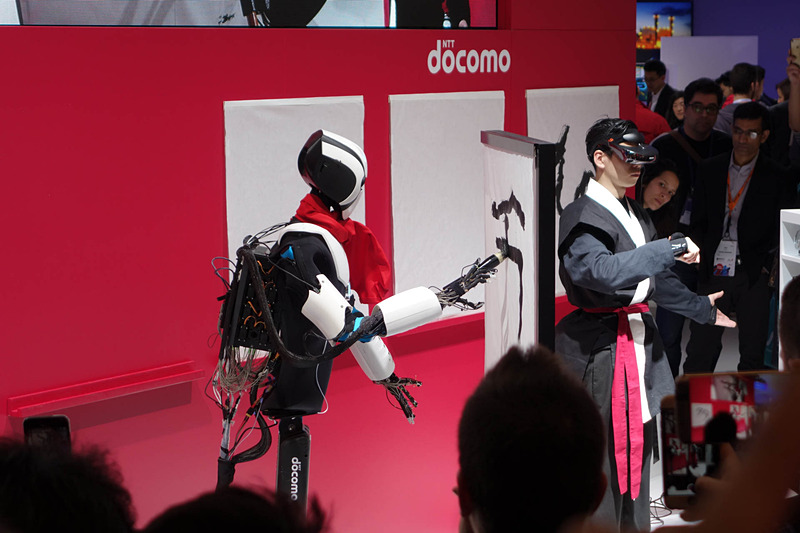 ロボ書道。あまりキレイには書けていない。下半身の剛性とセンサーからのモーション最適化が足りない印象