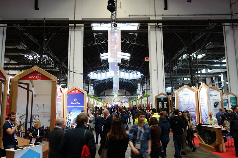 4YFN会場。昼ごろだと人も多いが、朝イチに来ると人が少ない、というかブースに人がいないこともある