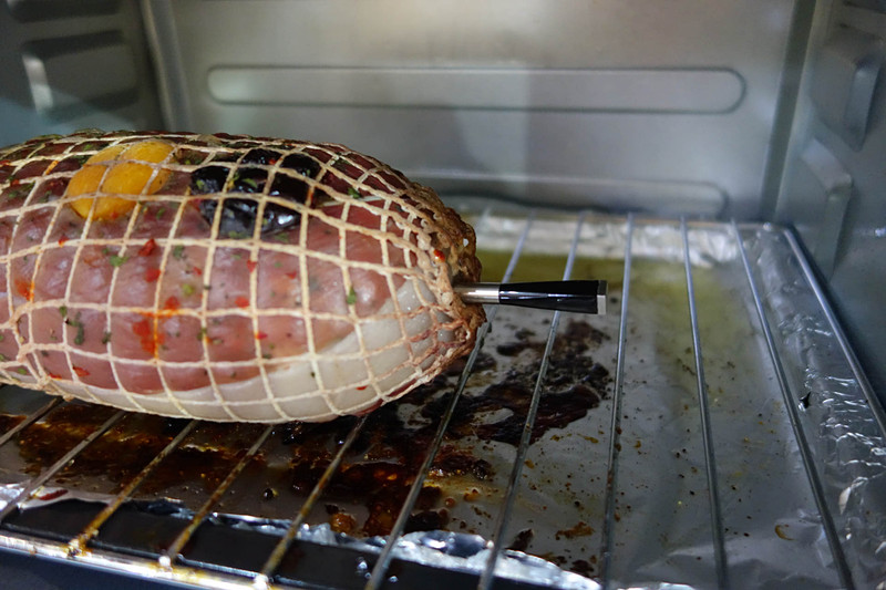 肉に刺さっている金属棒がMEATER。見ての通りオーブン内で使える