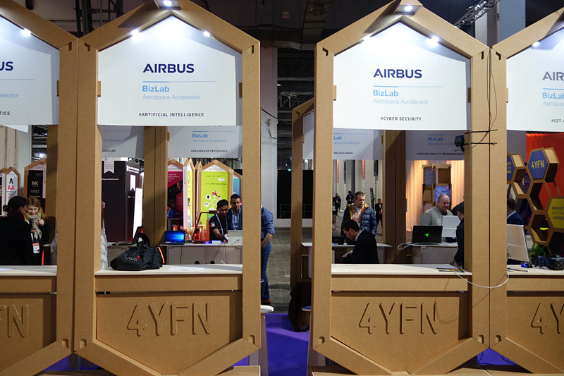 段ボール製のブース。ちなみにエアバスはスタートアップ支援側で、ステージセッションを主催したりしている。同様にネスレなどもスタートアップ支援をしている