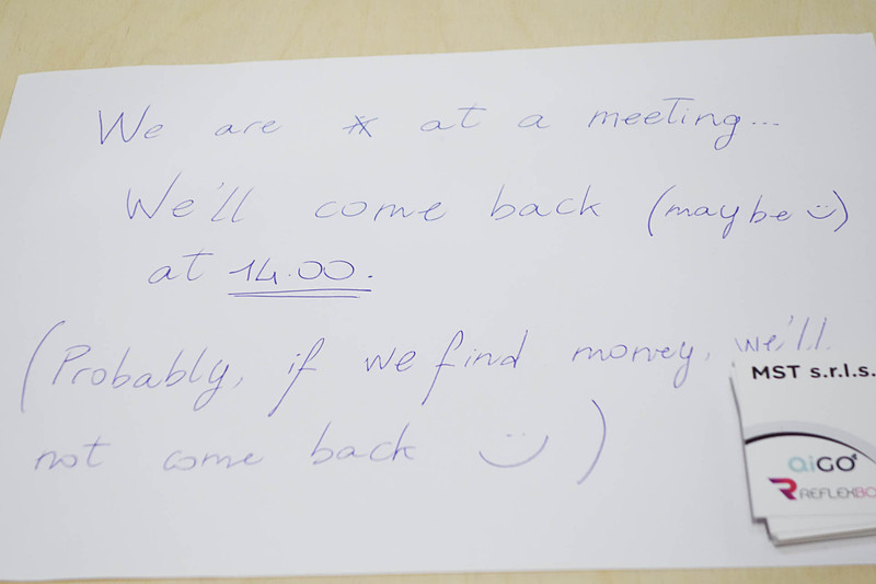 とある無人ブースの書き置き。意訳すれば「ミーティング中で不在だけど、14時には多分戻ってくるよ！　でもお金をみっけたら戻ってこないかも！」といったところか。かなり緩い雰囲気だ