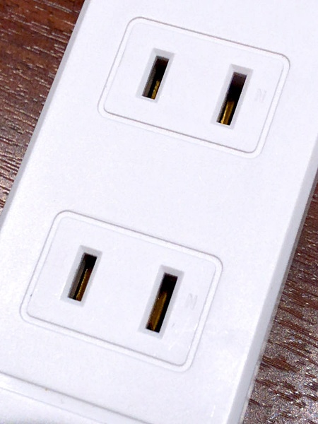 コンセント部分拡大。アースのない2端子の一般的なものだ