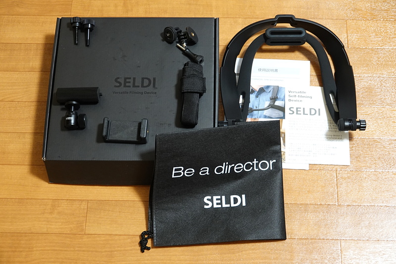 箱の右にあるのが本体。箱の上にあるのが組み立て式自由雲台やストラップ、スマホホルダーやハンドグリップなど……と書かれているが、実際のところ、説明書を見てもどのように使えばいいのかよくわからない部品もある