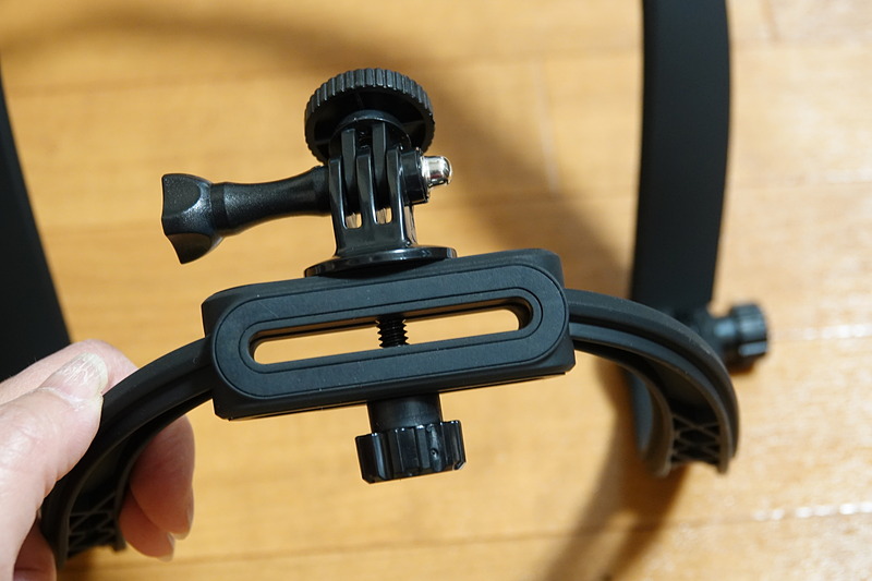 アダプターを取り付けたところ。もしかして、もう1つくらいは取り付けられるでは……？