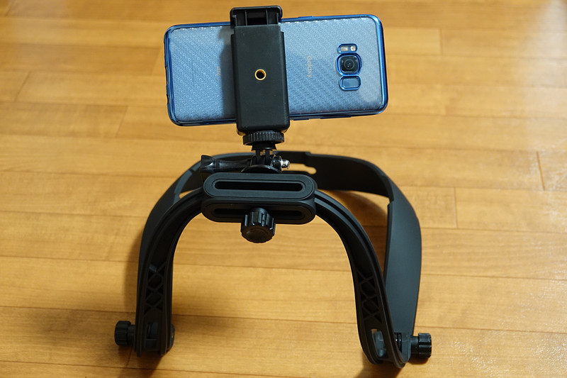 幅広の取り付け穴のおかげで、横位置を自由に変えられる。アダプターのネジを少し緩めて、カメラ穴が好みの場所にくるまでスライドできる