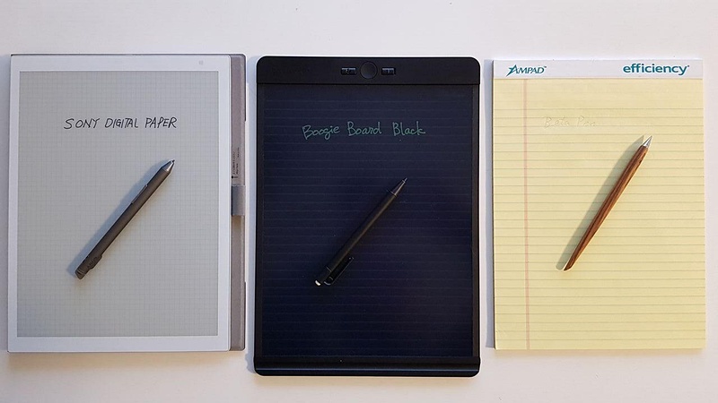 現代は鉛筆だけではなく、電子ペーパー、 ブギーボードのような、メタルペンなど多くの選択肢があって楽しい時代だ
