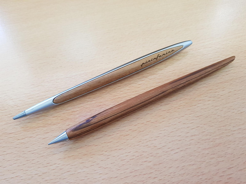 筆者が数年愛用しているニンファリーナ・キャンビーノ（上）とベータペン（下）長さはほぼ同じだが、金属フレームがない分、ベータペンの方がかなり軽い