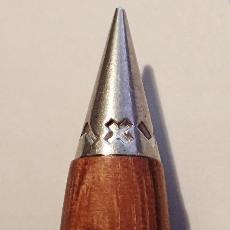 axel weinbrechtの省略形である“AXL”をアイコンのようにして、金属チップに彫り込まれている