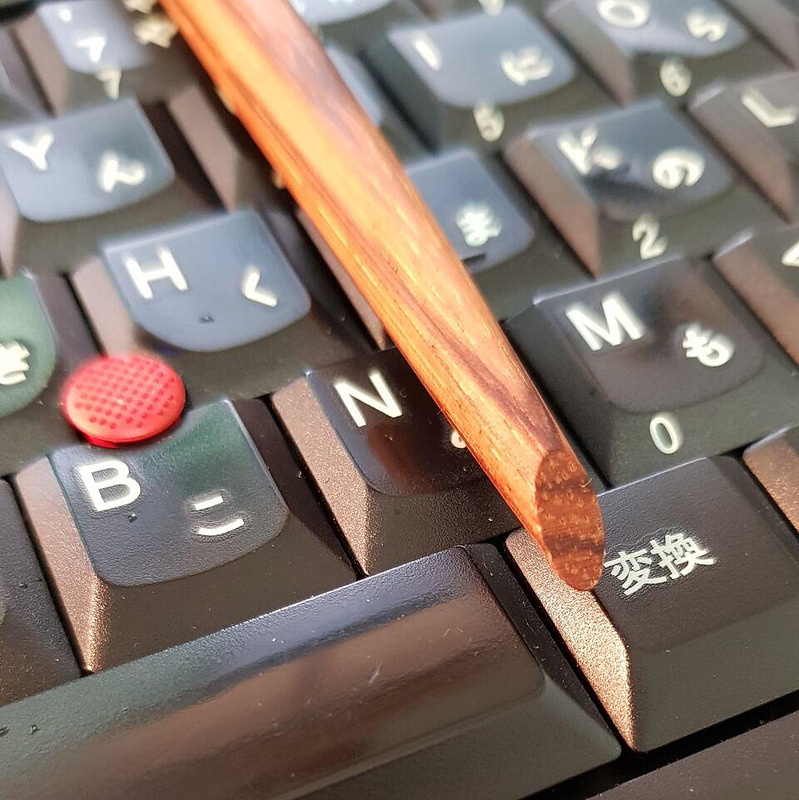 axel weinbrechtの共通デザインとして、後ろの終端が斜めにカットされているのが特徴的だ