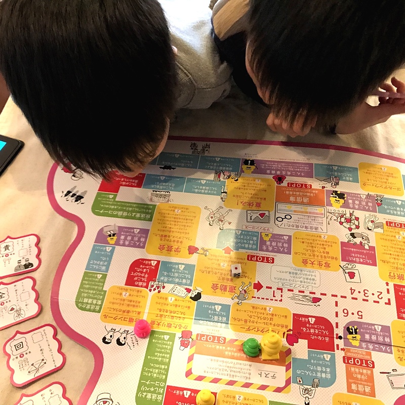 夢中でプレイする子ら。漢字学習の効果があると信じたい