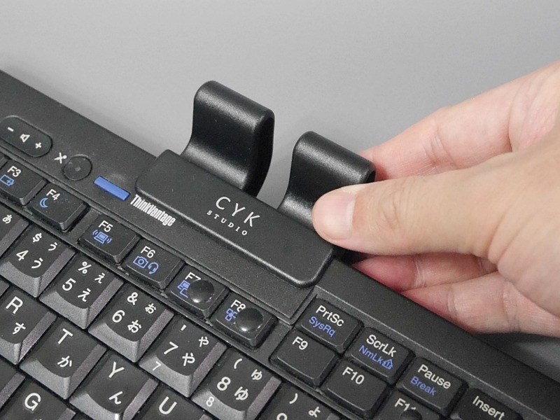 取り付けた状態。ホットキーや脚部と干渉しないよう左右にずらして調整する