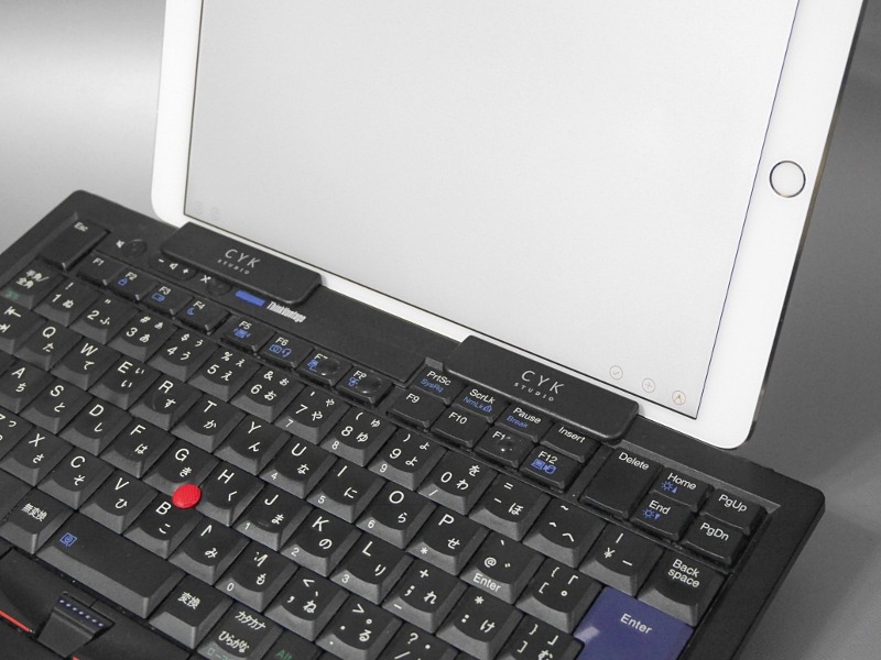 2個用意すればタブレットも立てかけられる。1個あたりの耐荷重の目安は200gなので、写真のiPad Pro 10.5インチだとややオーバーする計算だ