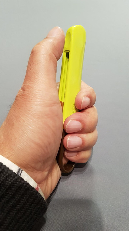 力を入れて切る時に親指などで押すための窪み