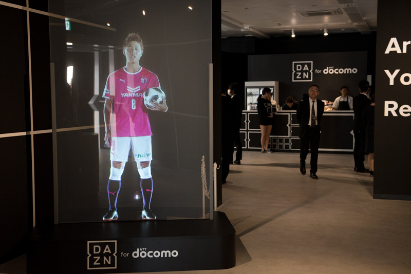 サッカーの柿谷選手などがホログラムで出迎え