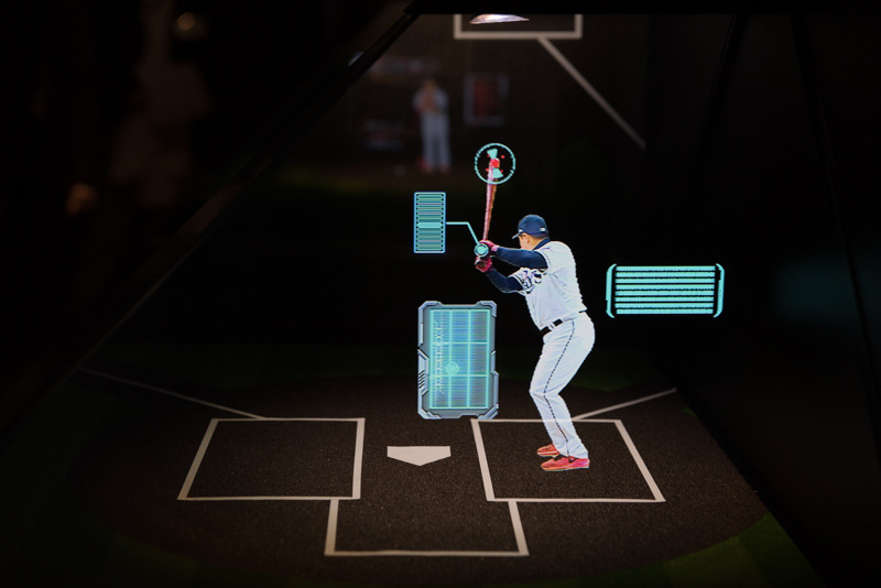 2台の3Dホログラムが連動、元メジャーリーガー同士の対戦