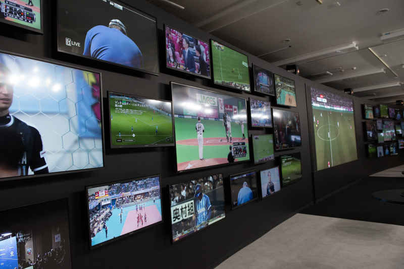 DAZN for docomo THEATERは大小合計37のディスプレイが圧巻