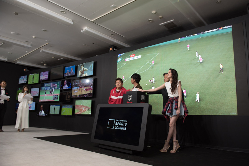 DAZNのさまざまなスポーツ映像を一度にみられる様子にゲストも感動した様子