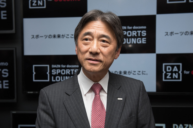 囲み取材に応じる吉澤社長