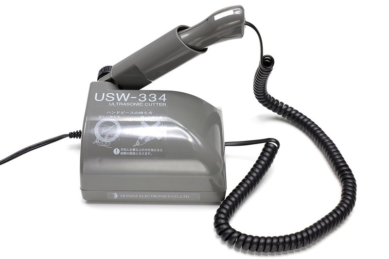 本多電子の「超音波小型カッター USW-334」。刃先に超音波振動を与えて対象を切りやすくするカッターで、ネット通販では3万円前後で売られているようです。