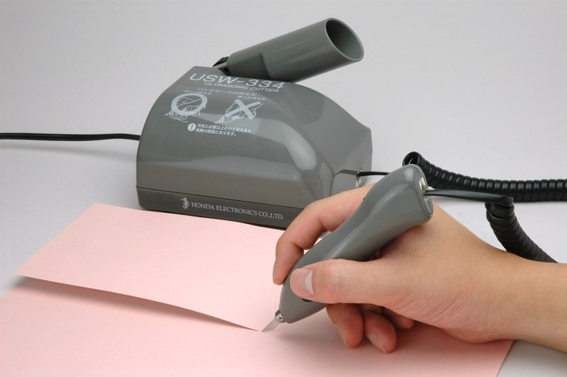本多電子の「超音波小型カッター USW-334」。刃先に超音波振動を与えて対象を切りやすくするカッターで、ネット通販では3万円前後で売られているようです。