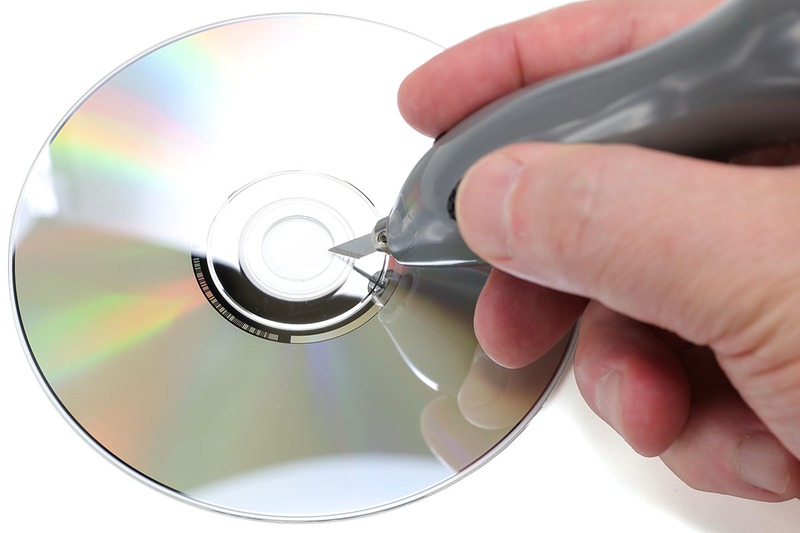 試しにDVDをカットしてみましょう。より薄い対象物を切るときよりも若干力を込め、刃を当てる角度にも注意する必要がありますが、わりとキレイに切れました。ただし、超音波の熱により切断面が少し溶けるため、切断面をよく見るとそーんなにキレイではありません。