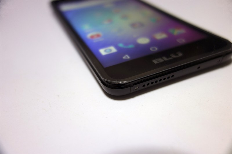 フィルムの厚さは0.2mmだが触感ではかなり厚くなった感じ。タッチ操作は問題無し。フロントパネル全体まで貼ろうとすると、端は浮く。角を綺麗に切りたかった……