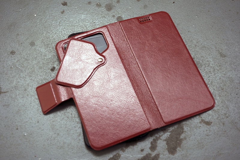 落下するたびにガンッ、ゴスッ、バンッ、ドンッといった強烈な音が響く。酷いときは落下した瞬間ケースが完全に外れてしまうことも。汎用ケースの接着力を強く、サイズも大きくすればさらに防御力アップが期待できる