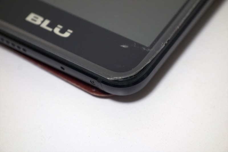 落下するたびにチェック＆撮影。フィルムの切断面周りが削れたり、本体の角に塗装禿げ程度の薄い傷はつくが、よく見ているから気付くほどの些細なもの。この画像のフィルム上の白い傷も拭くとほとんど分からないほど。予想以上の結果で嬉しい