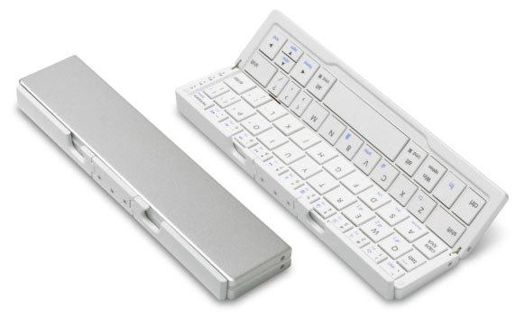 JTTの「Bookey Stick（ブッキースティック）」。スティック状に二つ折りにできる無線（Bluetooth）キーボードで、iOS/MacOS/Android/Windowsに対応します。現在のところ直販サイト「JTTオンライン」のみで販売されています。直販価格は税込4980円。