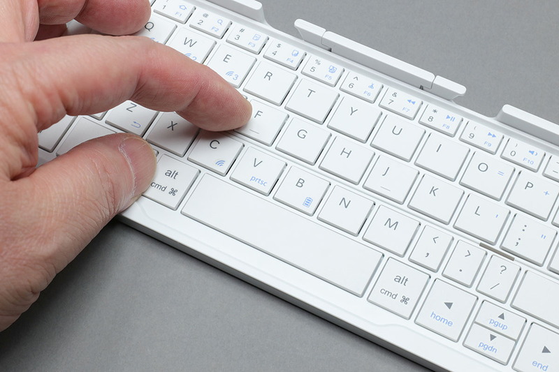 ミニサイズに近いキーボードですが、打鍵感は良好で、タッチタイプもしやすい感じです。キーボードを横から見ると、キーボード手前が低く、奥が高いという形状。キーボードを傾かせる脚の類はありませんが「真っ平らすぎて打ちにくい」という印象はあまりありません。
