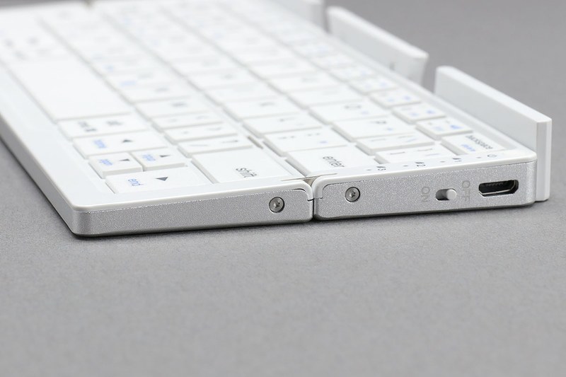 ミニサイズに近いキーボードですが、打鍵感は良好で、タッチタイプもしやすい感じです。キーボードを横から見ると、キーボード手前が低く、奥が高いという形状。キーボードを傾かせる脚の類はありませんが「真っ平らすぎて打ちにくい」という印象はあまりありません。