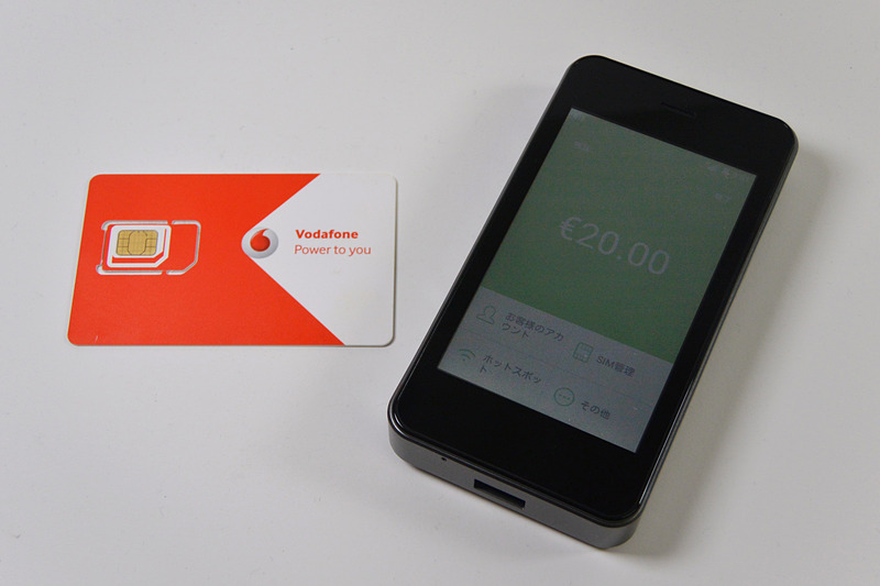 先輩から譲ってもらったVodafoneアイルランドのSIM（左）とAmazonのセールで入手した「GlocalMe G3」(右）