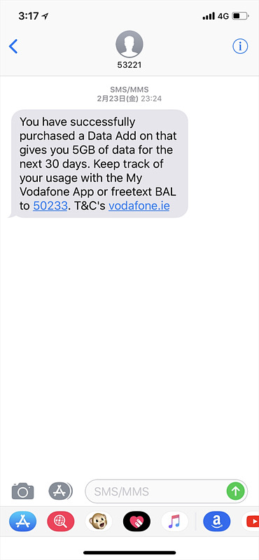 乗り継ぎのために立ち寄ったドイツのデュッセルドルフでも、バルセロナでも、すぐにローミング開始のSMS（左）や、データ通信の契約状況を伝えるSMS（右）が飛んできて、使い始めることができました