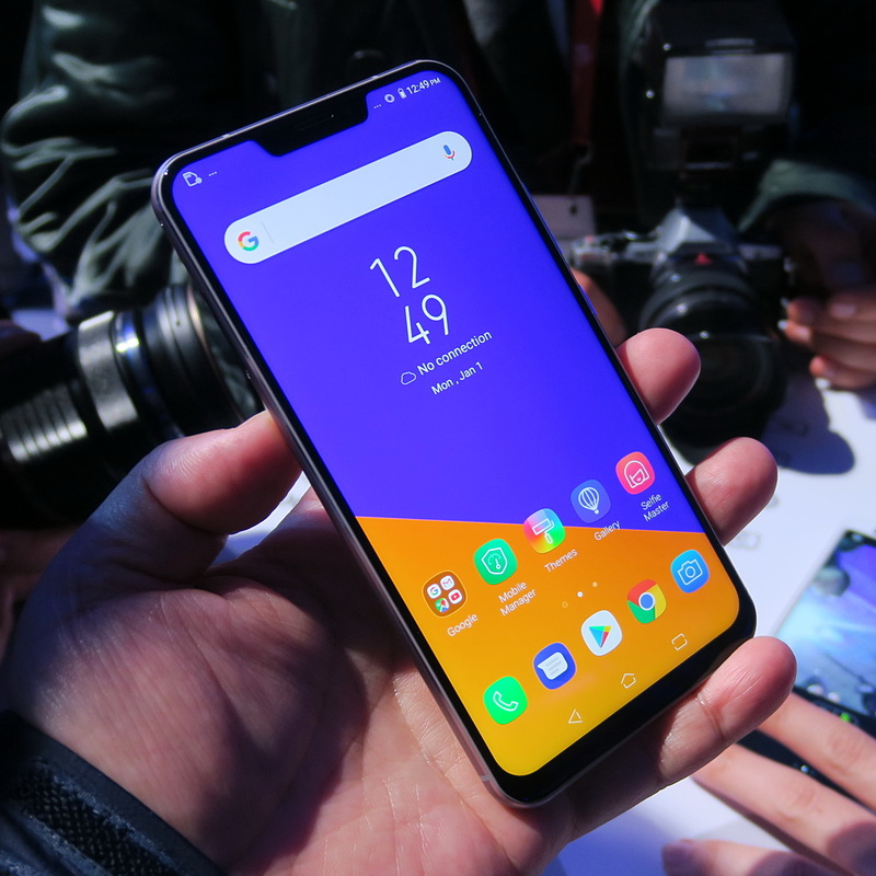 どこかで見たことがあるようなノッチ（切り欠き）を持つZenFone 5