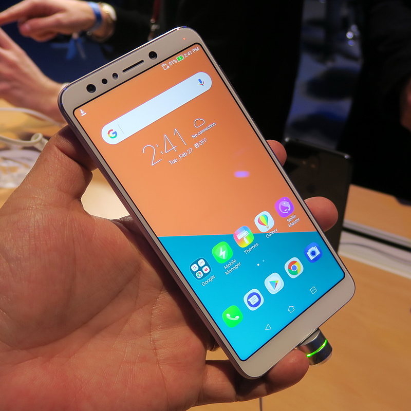オーソドックスなデザインながら、縦横比19:9の縦長ディスプレイを採用したZenFone 5 Lite。インカメラはデュアルカメラを搭載