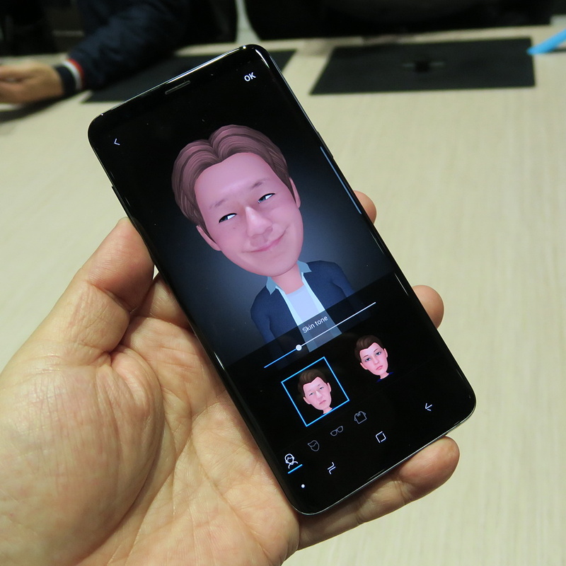 Galaxy S9/S9＋のインカメラで作成できるAR Emoji。なかなか面白いが、今ひとつ顔の違いが表現し切れていない印象。作成したAR EmojiはGIFに変換して、SNSなどで利用可能