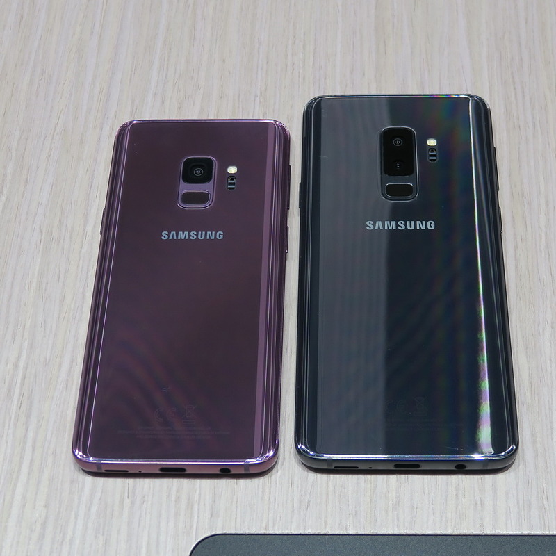 Galaxy S9（左）はシングルカメラ、Galaxy S9＋（右）は広角と望遠のデュアルカメラを搭載。広角カメラは絞りをF1.5とF2.4でメカニカルに切り替える機構を内蔵。同じカメラはGalaxy S9に搭載される