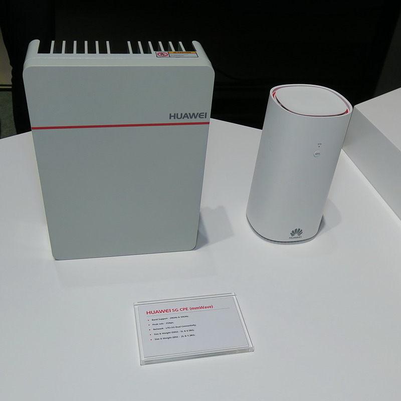 ミリ波と呼ばれる6GHzを越える周波数帯に対応した「HUAWEI 5G CPE（mmWave）」は室内に円筒形の筐体（右）を設置。ケーブルを接続して、屋外にODU（左）を設置する