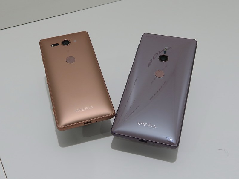 指紋センサーが背面に移動し、ラウンドした仕上げになるなど、イメージを変えたXperia XZ2（右）とXperia XZ2 Compact（左）