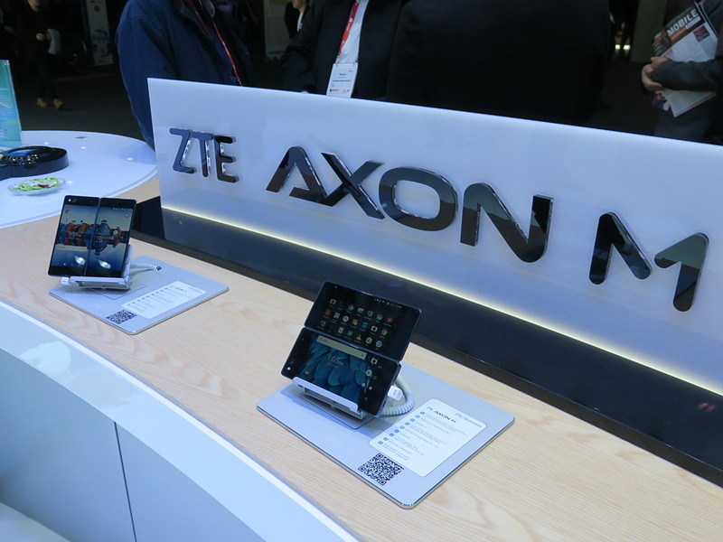 ZTEはNTTドコモと共同で開発した「M Z-01K」のグローバル向けモデル「AXON M」を出品。来場者の注目を集めていた