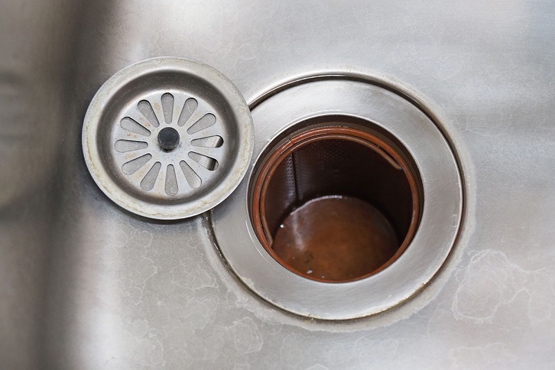 15年くらい前に使い始めた仕事場シンク用の銅製ゴミ受け。10円玉のような色になり、裏面には緑青（ろくしょう）のようなサビもありますが、問題なく使えています。