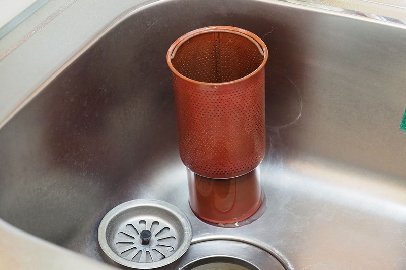 15年くらい前に使い始めた仕事場シンク用の銅製ゴミ受け。10円玉のような色になり、裏面には緑青（ろくしょう）のようなサビもありますが、問題なく使えています。