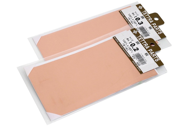 銅製の屋根の修理やシールド用途として、粘着剤付きの銅テープが市販されています（写真左）。これを風呂場の排水に貼っています（写真中央）。表面積が大きいほうが多量の銅イオンが発生するだろう的な理屈。剥がす必要がなければ、とても手軽な銅パワー利用方法でもあります。ただ、銅テープってちょっと入手性が悪かったりしますし、余っちゃったりもします。ですので、単なる銅板（写真右）をカットし、その片面に両面テープを貼り、水回りに貼り付けてもいいように思います。厚い銅板だと切りにくいので、0.2～0.3mmなどの薄いものがオススメ。