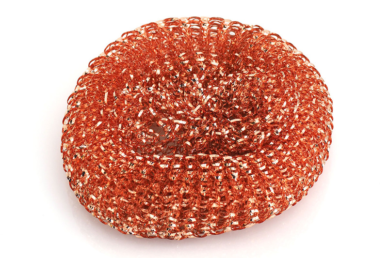 左写真の銅製タワシは、表面積という観点では非常に有利だと思います。もちろん、フツーにタワシとして使えます（ただし対象の材質によっては対象に銅が付着して色づくことがあります）。適当にカットして台所などのゴミ受けに置いておくというテも。銅製ゴミ受けはそこそこの値段がするので、ゴミ受けを銅製にするかわりに銅製タワシを使うと経済的です（ただし樹脂製のゴミ受けの銅製タワシから離れた位置にはそれなりにヌメりが出たりします）。水と触れて銅イオンが発生すればいいので、銅が含まれていればナンでもOKですね。中央は銅含有台所用クロス。右は銅製の針金です。細い銅製の針金を丸めれば、銅製タワシとまでは行きませんが、そこそこの表面積を稼げると思います。