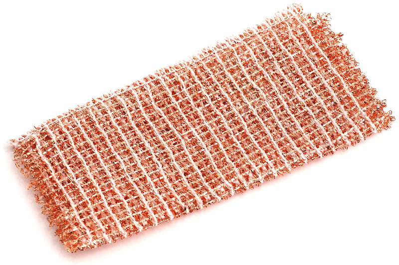 左写真の銅製タワシは、表面積という観点では非常に有利だと思います。もちろん、フツーにタワシとして使えます（ただし対象の材質によっては対象に銅が付着して色づくことがあります）。適当にカットして台所などのゴミ受けに置いておくというテも。銅製ゴミ受けはそこそこの値段がするので、ゴミ受けを銅製にするかわりに銅製タワシを使うと経済的です（ただし樹脂製のゴミ受けの銅製タワシから離れた位置にはそれなりにヌメりが出たりします）。水と触れて銅イオンが発生すればいいので、銅が含まれていればナンでもOKですね。中央は銅含有台所用クロス。右は銅製の針金です。細い銅製の針金を丸めれば、銅製タワシとまでは行きませんが、そこそこの表面積を稼げると思います。