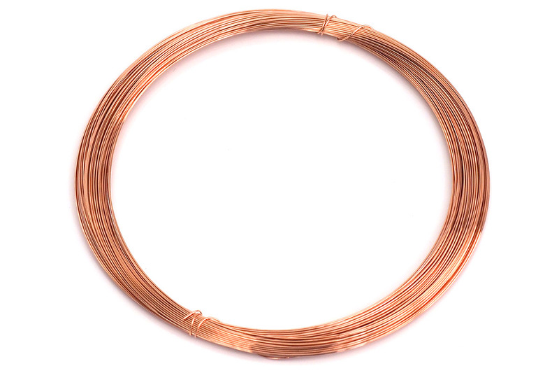 左写真の銅製タワシは、表面積という観点では非常に有利だと思います。もちろん、フツーにタワシとして使えます（ただし対象の材質によっては対象に銅が付着して色づくことがあります）。適当にカットして台所などのゴミ受けに置いておくというテも。銅製ゴミ受けはそこそこの値段がするので、ゴミ受けを銅製にするかわりに銅製タワシを使うと経済的です（ただし樹脂製のゴミ受けの銅製タワシから離れた位置にはそれなりにヌメりが出たりします）。水と触れて銅イオンが発生すればいいので、銅が含まれていればナンでもOKですね。中央は銅含有台所用クロス。右は銅製の針金です。細い銅製の針金を丸めれば、銅製タワシとまでは行きませんが、そこそこの表面積を稼げると思います。