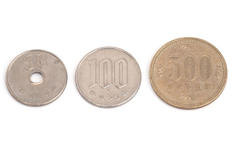 いちばん身近なのは10円硬貨かもしれません……が、銅イオンを発生させる目的で10円硬貨を利用して良いのか、微妙にモヤモヤするところです。ちなみに、10円硬貨以外では、500円硬貨（銅含有率約72％）、100円・50円硬貨（銅含有率約75％）、5円硬貨（銅含有率約60～70％）に銅が含まれています。10円硬貨の銅含有率は約95％。銅イオン的観点からすると、5円硬貨はなかなかのコストパフォーマンス？