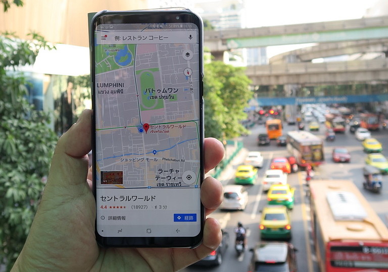 海外渡航時は地図や翻訳アプリなど、スマートフォンを活用するシーンが多い